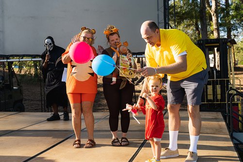 a group of people with balloons<br />
