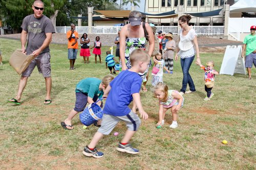 a group of people playing with eggs<br />
