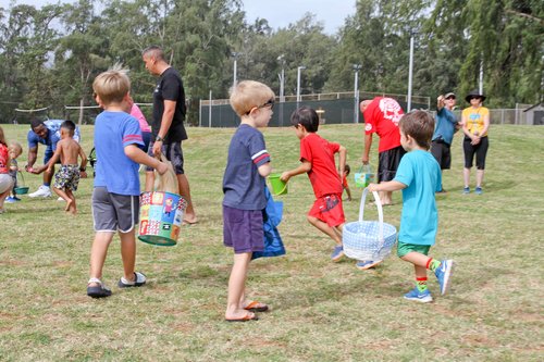 a group of children carrying baskets<br />
