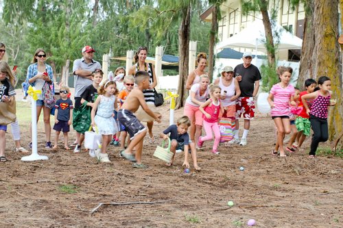 a group of people running around a group of people<br />
