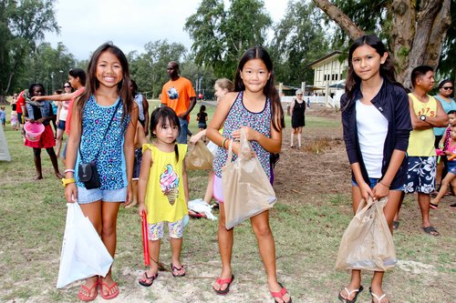 a group of childs holding plastic bags<br />
