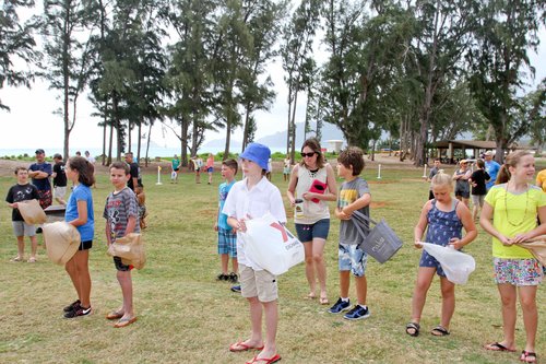 a group of childs holding plastic bags<br />
