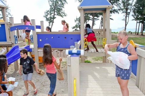 children playing with a bucket<br />
