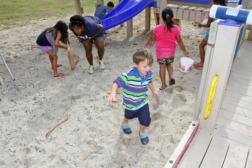 children playing with a bucket<br />
