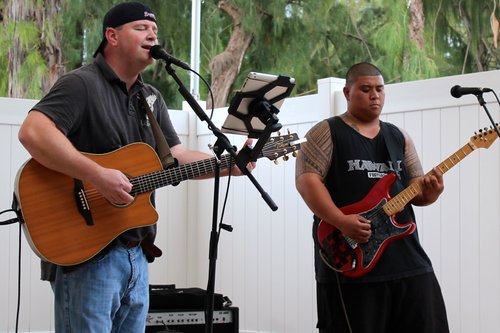 a group of men playing guitars<br />
